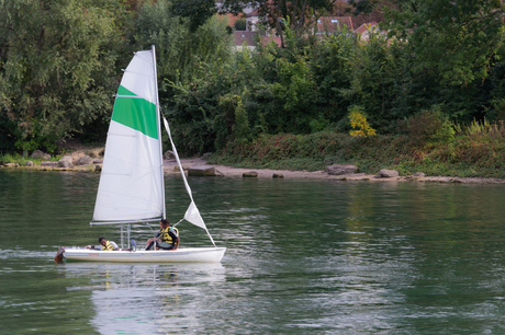 photo : petit bateau à voile sur un plan d'eau