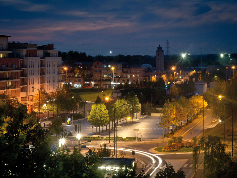 photo : centre ville d'Évry de nuit